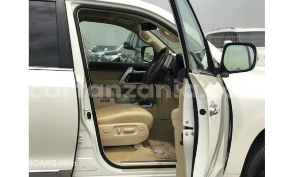 Nunua Imported Toyota Land Cruiser Nyeupe Gari ndani ya Import - Dubai nchini Arusha Nunua Imported Toyota Land Cruiser Nyeupe Gari ndani ya Import - Dubai nchini Arusha