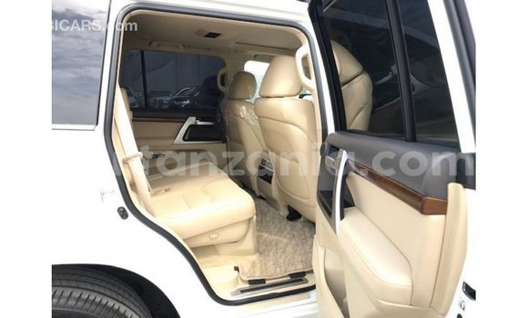 Nunua Imported Toyota Land Cruiser Nyeupe Gari ndani ya Import - Dubai nchini Arusha Nunua Imported Toyota Land Cruiser Nyeupe Gari ndani ya Import - Dubai nchini Arusha