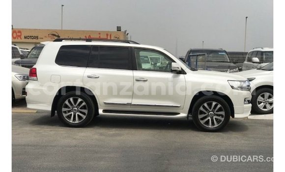 Nunua Imported Toyota Land Cruiser Nyeupe Gari ndani ya Import - Dubai nchini Arusha Nunua Imported Toyota Land Cruiser Nyeupe Gari ndani ya Import - Dubai nchini Arusha