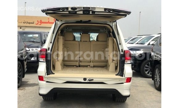 Nunua Imported Toyota Land Cruiser Nyeupe Gari ndani ya Import - Dubai nchini Arusha Nunua Imported Toyota Land Cruiser Nyeupe Gari ndani ya Import - Dubai nchini Arusha