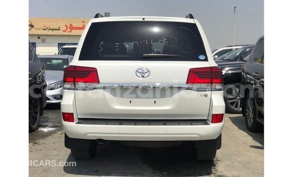 Nunua Imported Toyota Land Cruiser Nyeupe Gari ndani ya Import - Dubai nchini Arusha Nunua Imported Toyota Land Cruiser Nyeupe Gari ndani ya Import - Dubai nchini Arusha