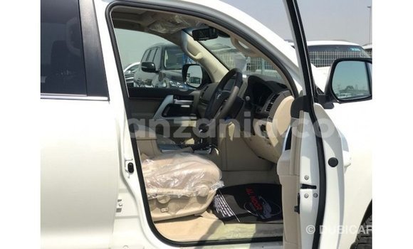 Nunua Imported Toyota Land Cruiser Nyeupe Gari ndani ya Import - Dubai nchini Arusha Nunua Imported Toyota Land Cruiser Nyeupe Gari ndani ya Import - Dubai nchini Arusha