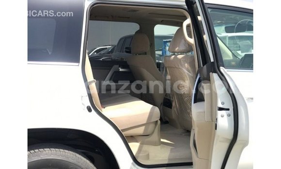 Nunua Imported Toyota Land Cruiser Nyeupe Gari ndani ya Import - Dubai nchini Arusha Nunua Imported Toyota Land Cruiser Nyeupe Gari ndani ya Import - Dubai nchini Arusha