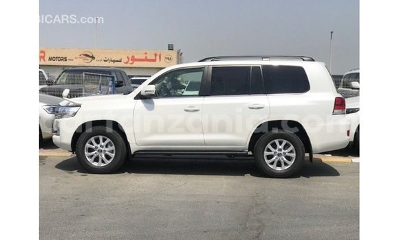 Nunua Imported Toyota Land Cruiser Nyeupe Gari ndani ya Import - Dubai nchini Arusha Nunua Imported Toyota Land Cruiser Nyeupe Gari ndani ya Import - Dubai nchini Arusha