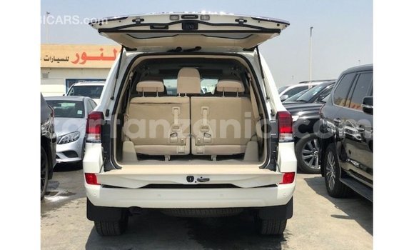 Nunua Imported Toyota Land Cruiser Nyeupe Gari ndani ya Import - Dubai nchini Arusha Nunua Imported Toyota Land Cruiser Nyeupe Gari ndani ya Import - Dubai nchini Arusha