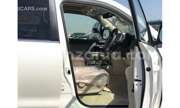 Nunua Imported Toyota Land Cruiser Nyeupe Gari ndani ya Import - Dubai nchini Arusha Nunua Imported Toyota Land Cruiser Nyeupe Gari ndani ya Import - Dubai nchini Arusha