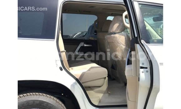 Nunua Imported Toyota Land Cruiser Nyeupe Gari ndani ya Import - Dubai nchini Arusha Nunua Imported Toyota Land Cruiser Nyeupe Gari ndani ya Import - Dubai nchini Arusha