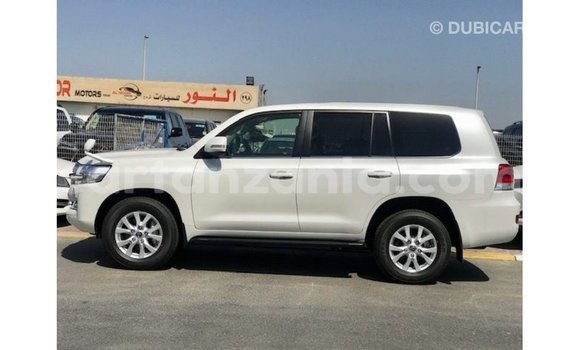 Nunua Imported Toyota Land Cruiser Nyeupe Gari ndani ya Import - Dubai nchini Arusha Nunua Imported Toyota Land Cruiser Nyeupe Gari ndani ya Import - Dubai nchini Arusha