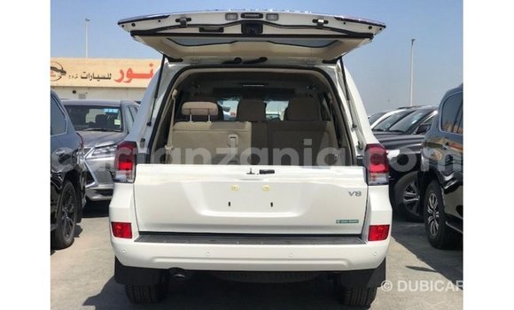 Nunua Imported Toyota Land Cruiser Nyeupe Gari ndani ya Import - Dubai nchini Arusha Nunua Imported Toyota Land Cruiser Nyeupe Gari ndani ya Import - Dubai nchini Arusha