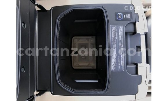 Nunua Imported Toyota Land Cruiser Nyeupe Gari ndani ya Import - Dubai nchini Arusha Nunua Imported Toyota Land Cruiser Nyeupe Gari ndani ya Import - Dubai nchini Arusha
