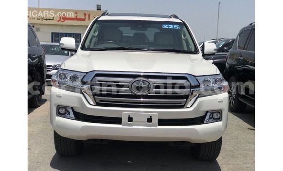 Nunua Imported Toyota Land Cruiser Nyeupe Gari ndani ya Import - Dubai nchini Arusha Nunua Imported Toyota Land Cruiser Nyeupe Gari ndani ya Import - Dubai nchini Arusha