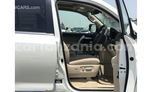 Nunua Imported Toyota Land Cruiser Nyeupe Gari ndani ya Import - Dubai nchini Arusha Nunua Imported Toyota Land Cruiser Nyeupe Gari ndani ya Import - Dubai nchini Arusha