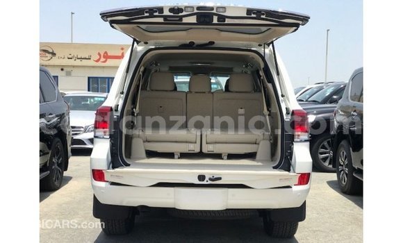 Nunua Imported Toyota Land Cruiser Nyeupe Gari ndani ya Import - Dubai nchini Arusha Nunua Imported Toyota Land Cruiser Nyeupe Gari ndani ya Import - Dubai nchini Arusha