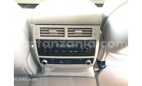 Nunua Imported Toyota Land Cruiser Nyeupe Gari ndani ya Import - Dubai nchini Arusha Nunua Imported Toyota Land Cruiser Nyeupe Gari ndani ya Import - Dubai nchini Arusha
