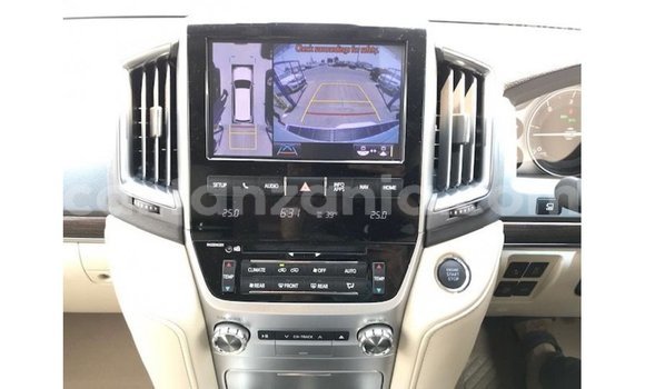 Nunua Imported Toyota Land Cruiser Nyeupe Gari ndani ya Import - Dubai nchini Arusha Nunua Imported Toyota Land Cruiser Nyeupe Gari ndani ya Import - Dubai nchini Arusha
