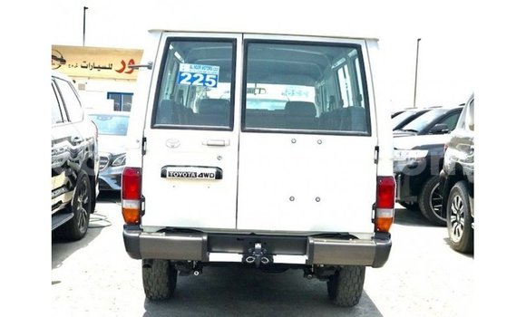 Nunua Imported Toyota Land Cruiser Nyeupe Gari ndani ya Import - Dubai nchini Arusha Nunua Imported Toyota Land Cruiser Nyeupe Gari ndani ya Import - Dubai nchini Arusha