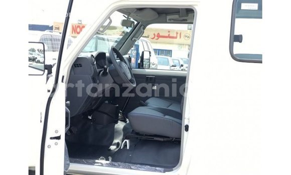 Nunua Imported Toyota Land Cruiser Nyeupe Gari ndani ya Import - Dubai nchini Arusha Nunua Imported Toyota Land Cruiser Nyeupe Gari ndani ya Import - Dubai nchini Arusha