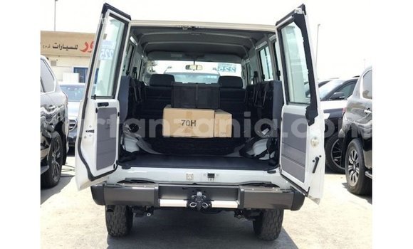 Nunua Imported Toyota Land Cruiser Nyeupe Gari ndani ya Import - Dubai nchini Arusha Nunua Imported Toyota Land Cruiser Nyeupe Gari ndani ya Import - Dubai nchini Arusha