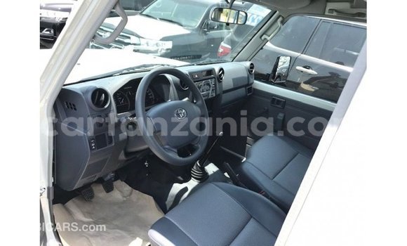 Nunua Imported Toyota Land Cruiser Nyeupe Gari ndani ya Import - Dubai nchini Arusha Nunua Imported Toyota Land Cruiser Nyeupe Gari ndani ya Import - Dubai nchini Arusha