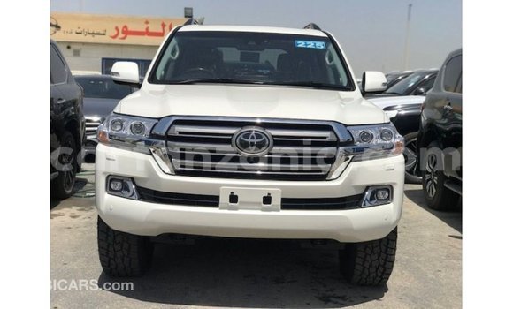 Nunua Imported Toyota Land Cruiser Nyeupe Gari ndani ya Import - Dubai nchini Arusha Nunua Imported Toyota Land Cruiser Nyeupe Gari ndani ya Import - Dubai nchini Arusha