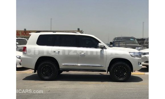 Nunua Imported Toyota Land Cruiser Nyeupe Gari ndani ya Import - Dubai nchini Arusha Nunua Imported Toyota Land Cruiser Nyeupe Gari ndani ya Import - Dubai nchini Arusha