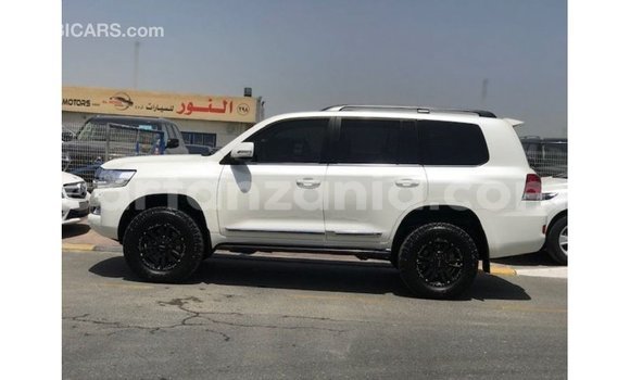 Nunua Imported Toyota Land Cruiser Nyeupe Gari ndani ya Import - Dubai nchini Arusha Nunua Imported Toyota Land Cruiser Nyeupe Gari ndani ya Import - Dubai nchini Arusha
