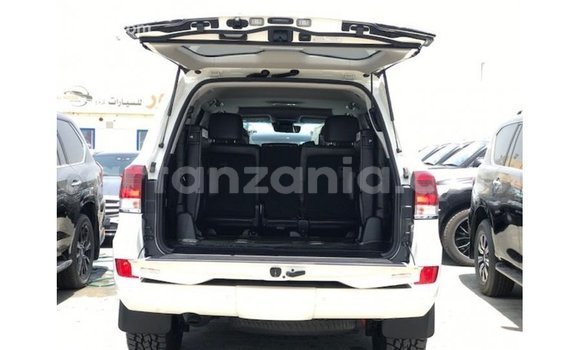 Nunua Imported Toyota Land Cruiser Nyeupe Gari ndani ya Import - Dubai nchini Arusha Nunua Imported Toyota Land Cruiser Nyeupe Gari ndani ya Import - Dubai nchini Arusha