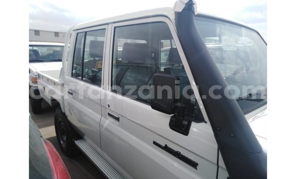 Nunua Imported Toyota Land Cruiser Nyeupe Gari ndani ya Import - Dubai nchini Arusha Nunua Imported Toyota Land Cruiser Nyeupe Gari ndani ya Import - Dubai nchini Arusha