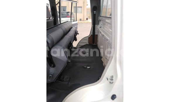 Nunua Imported Toyota Land Cruiser Nyeupe Gari ndani ya Import - Dubai nchini Arusha Nunua Imported Toyota Land Cruiser Nyeupe Gari ndani ya Import - Dubai nchini Arusha