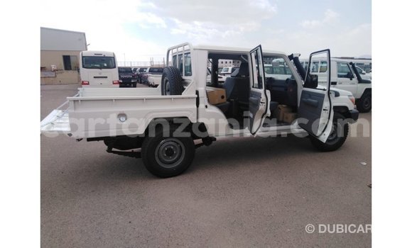 Nunua Imported Toyota Land Cruiser Nyeupe Gari ndani ya Import - Dubai nchini Arusha Nunua Imported Toyota Land Cruiser Nyeupe Gari ndani ya Import - Dubai nchini Arusha