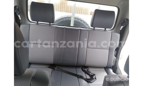 Nunua Imported Toyota Land Cruiser Nyeupe Gari ndani ya Import - Dubai nchini Arusha Nunua Imported Toyota Land Cruiser Nyeupe Gari ndani ya Import - Dubai nchini Arusha