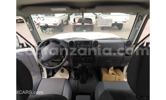 Nunua Imported Toyota Land Cruiser Nyeupe Gari ndani ya Import - Dubai nchini Arusha Nunua Imported Toyota Land Cruiser Nyeupe Gari ndani ya Import - Dubai nchini Arusha