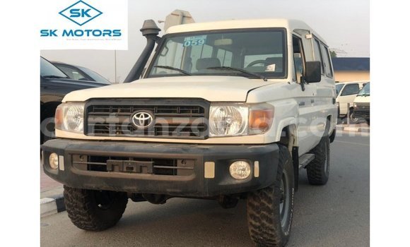 Nunua Imported Toyota Land Cruiser Nyeupe Gari ndani ya Import - Dubai nchini Arusha