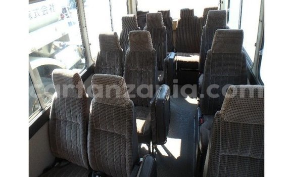 Nunua Imported Toyota Coaster Nyeupe Gari ndani ya Import - Dubai nchini Arusha Nunua Imported Toyota Coaster Nyeupe Gari ndani ya Import - Dubai nchini Arusha
