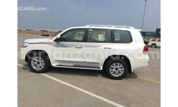 Nunua Imported Toyota Land Cruiser Nyeupe Gari ndani ya Import - Dubai nchini Arusha Nunua Imported Toyota Land Cruiser Nyeupe Gari ndani ya Import - Dubai nchini Arusha
