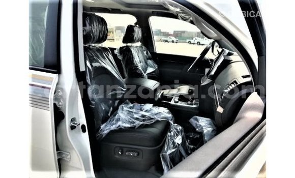 Nunua Imported Toyota Land Cruiser Nyeupe Gari ndani ya Import - Dubai nchini Arusha Nunua Imported Toyota Land Cruiser Nyeupe Gari ndani ya Import - Dubai nchini Arusha