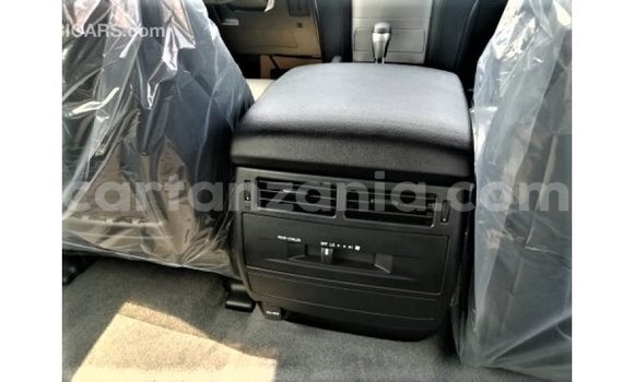 Nunua Imported Toyota Land Cruiser Nyeupe Gari ndani ya Import - Dubai nchini Arusha Nunua Imported Toyota Land Cruiser Nyeupe Gari ndani ya Import - Dubai nchini Arusha